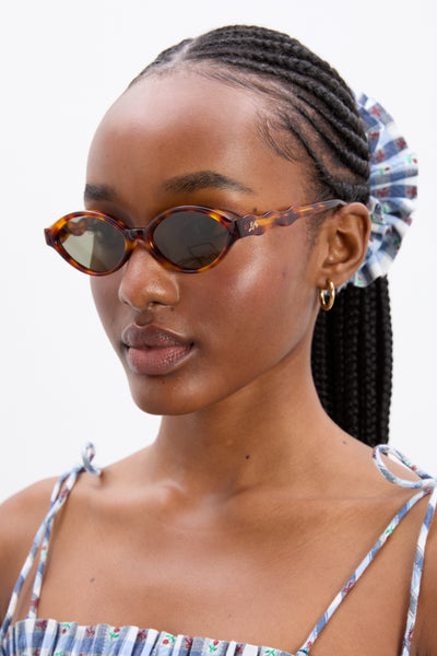 slim oval sunglasses with wavy temple in tort