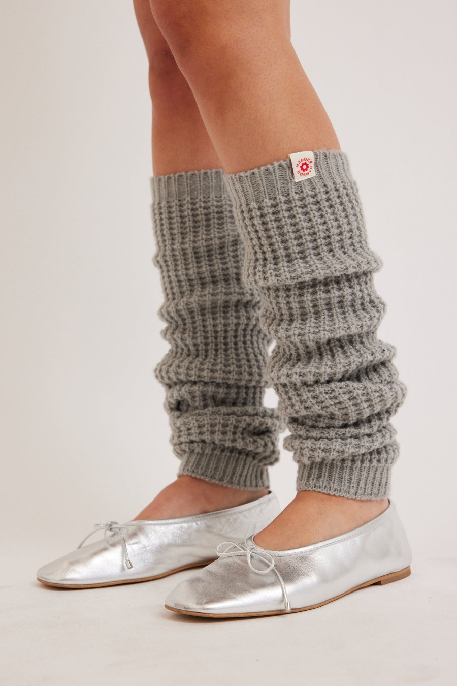 ダムソンマダー Damson Madder chunky knitted leg warmers in pale