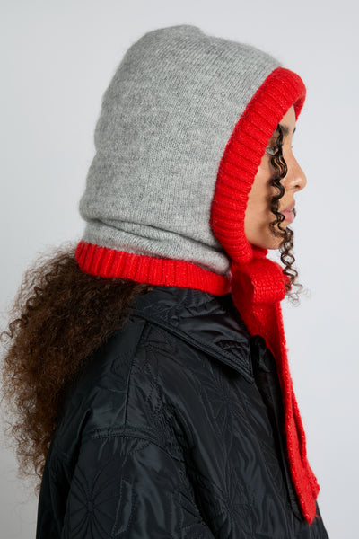 hood in grey marl with red tie in premium yarn