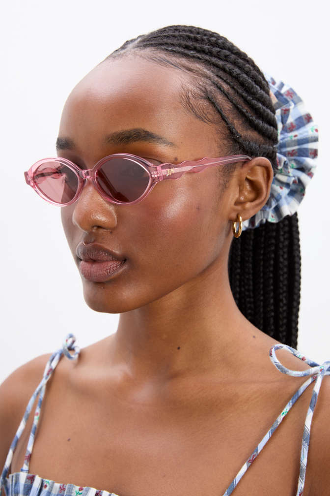 Slim Oval Sunglasses With Wavy Temple In Pink