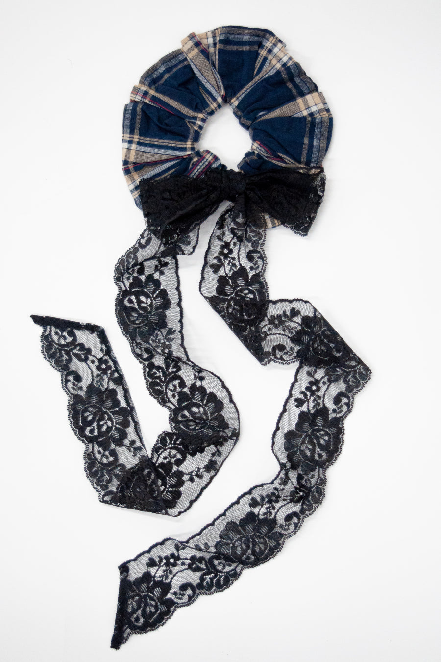 SCRUNCHIE WITH LACE BOW