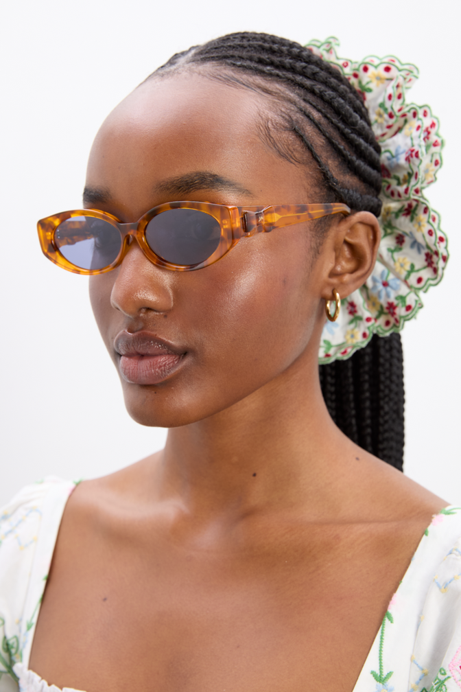 Catty Oval Sunglasses With Bow Detail In Tort
