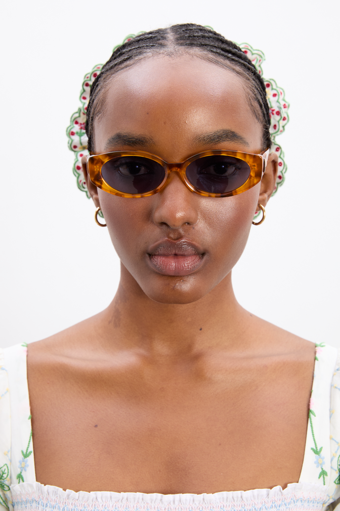 Catty Oval Sunglasses With Bow Detail In Tort
