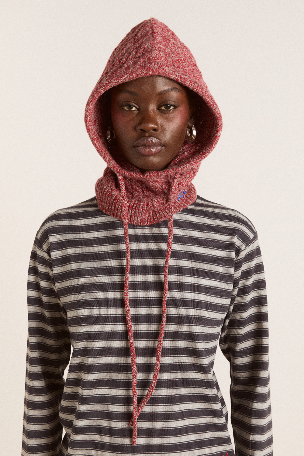 tie front hood in mixed yarn - red / grey