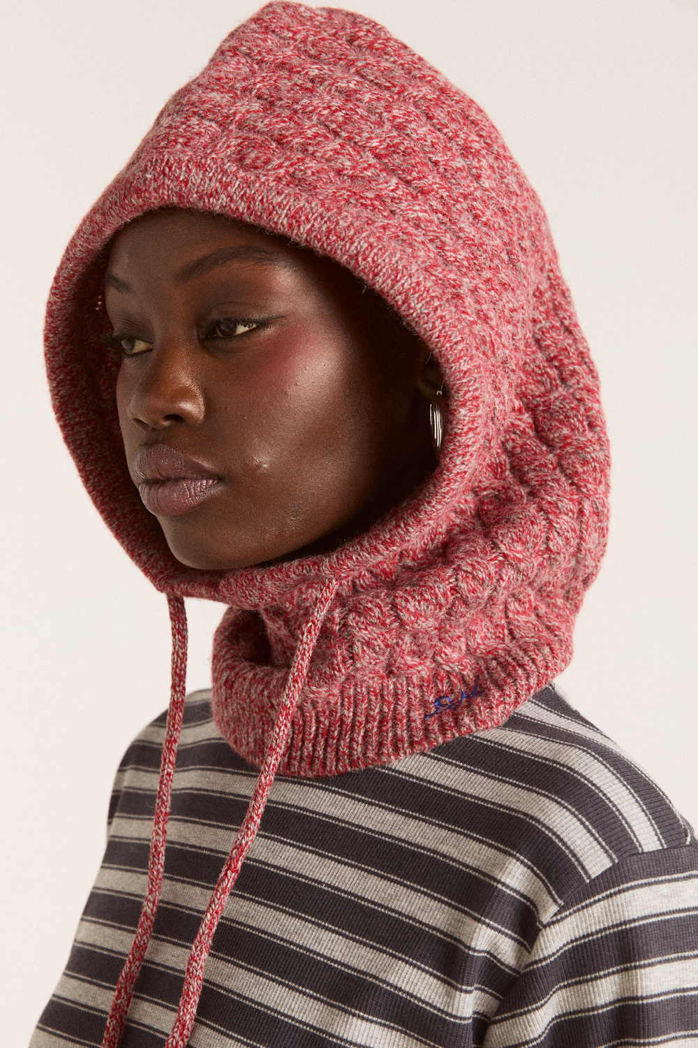 tie front hood in mixed yarn - red / grey
