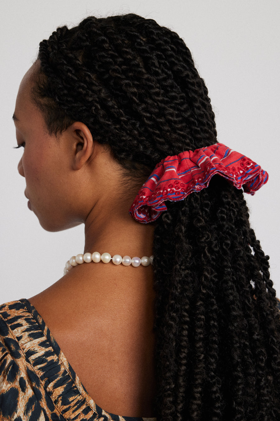 embroidered scrunchie in red stripe